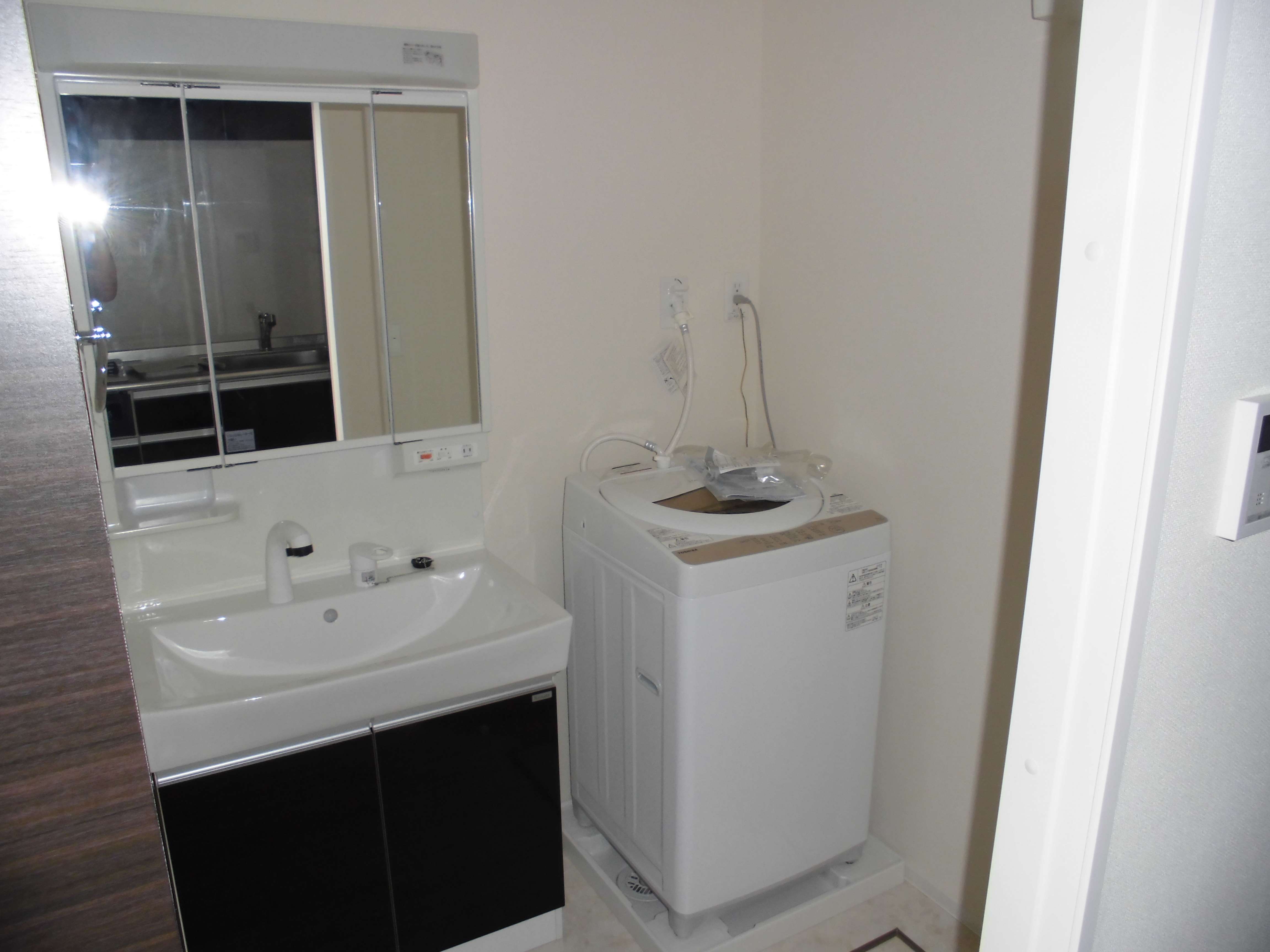 寮の内観の一例です。全室家電がついています！（エアコン、洗濯機、冷蔵庫、テレビ、電子レンジ）