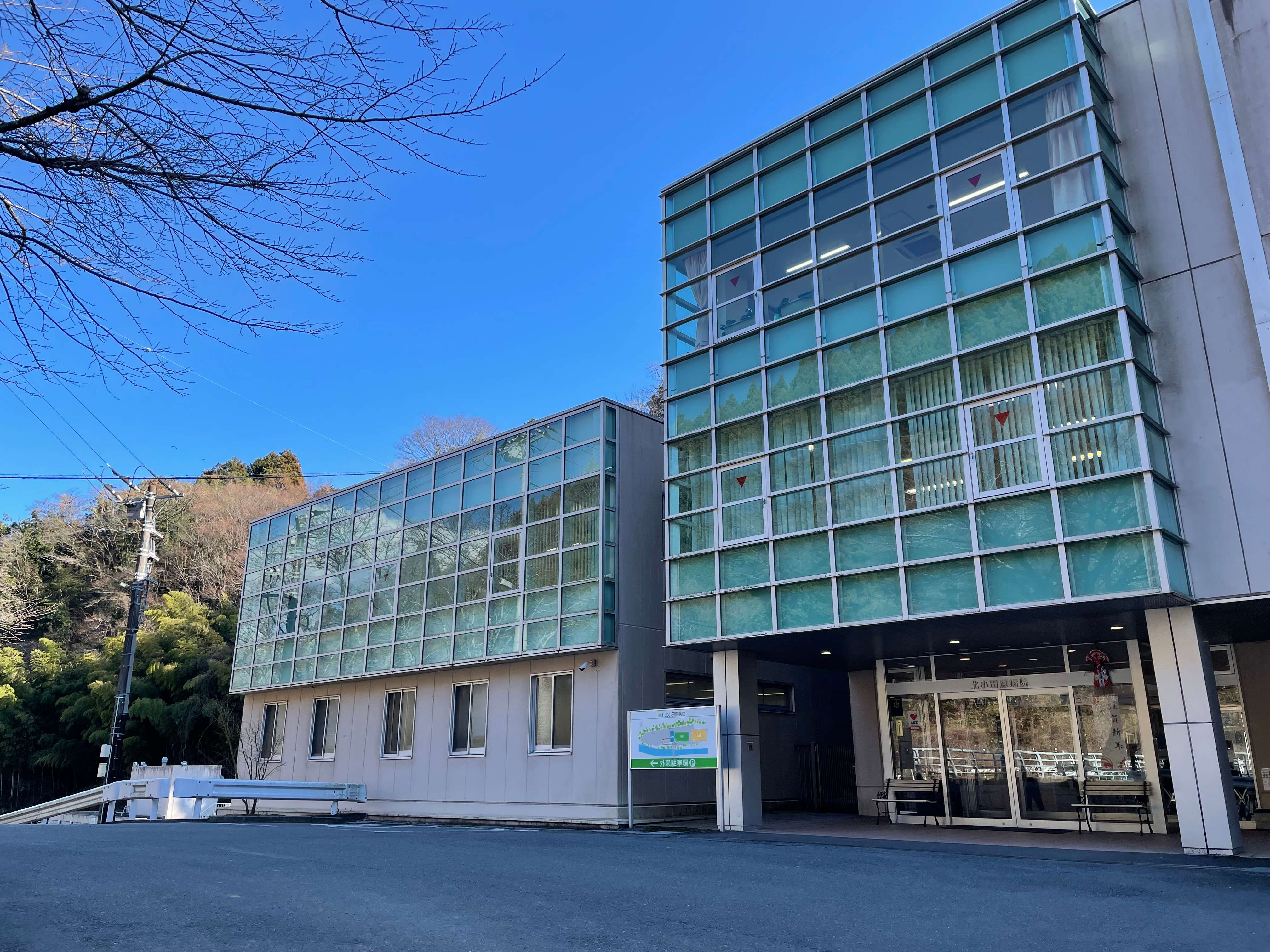 病院外観 職員は駐車場無料で利用可能です。
