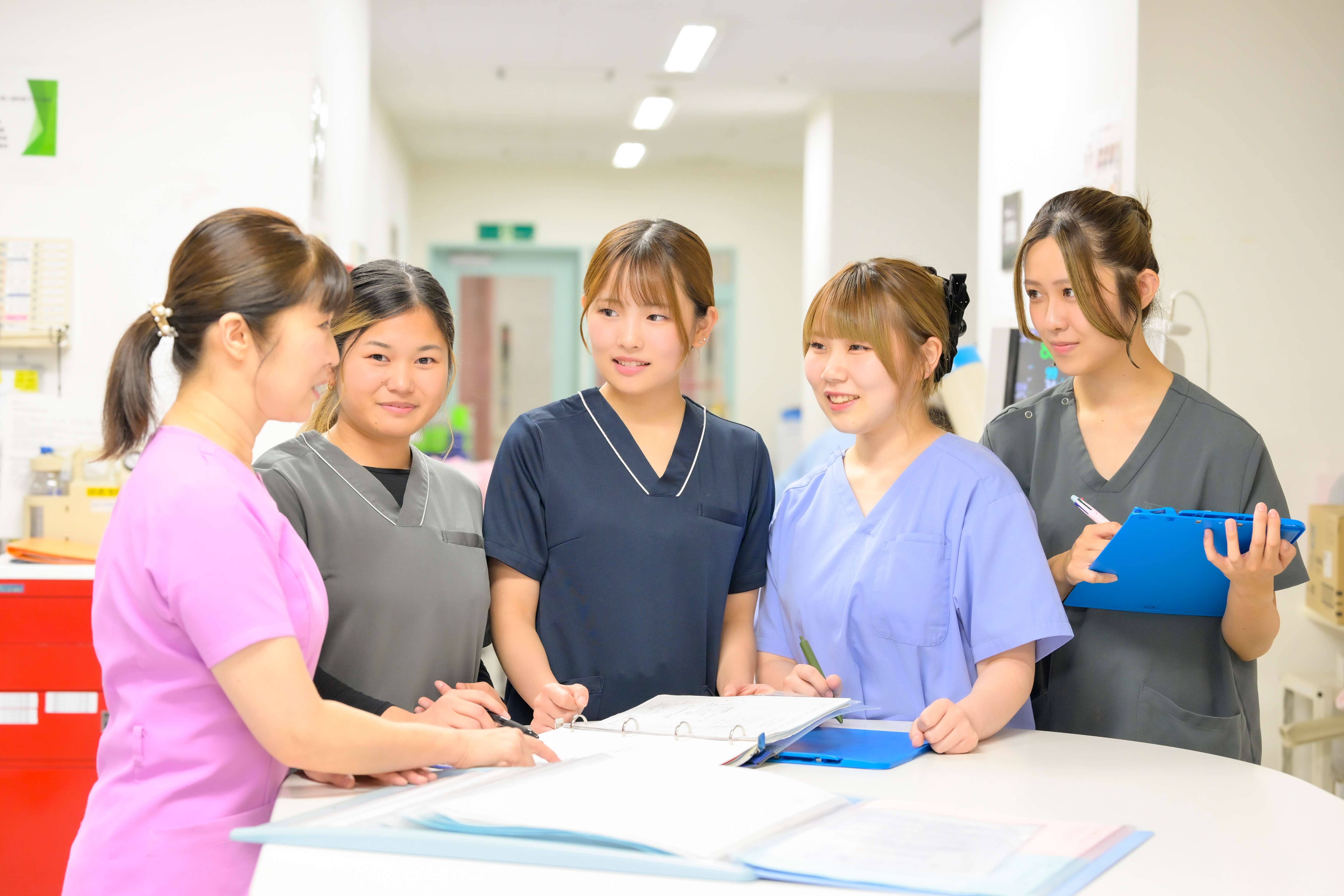 様々な年代のスタッフが活躍中。部署関係なく何でも相談できます!