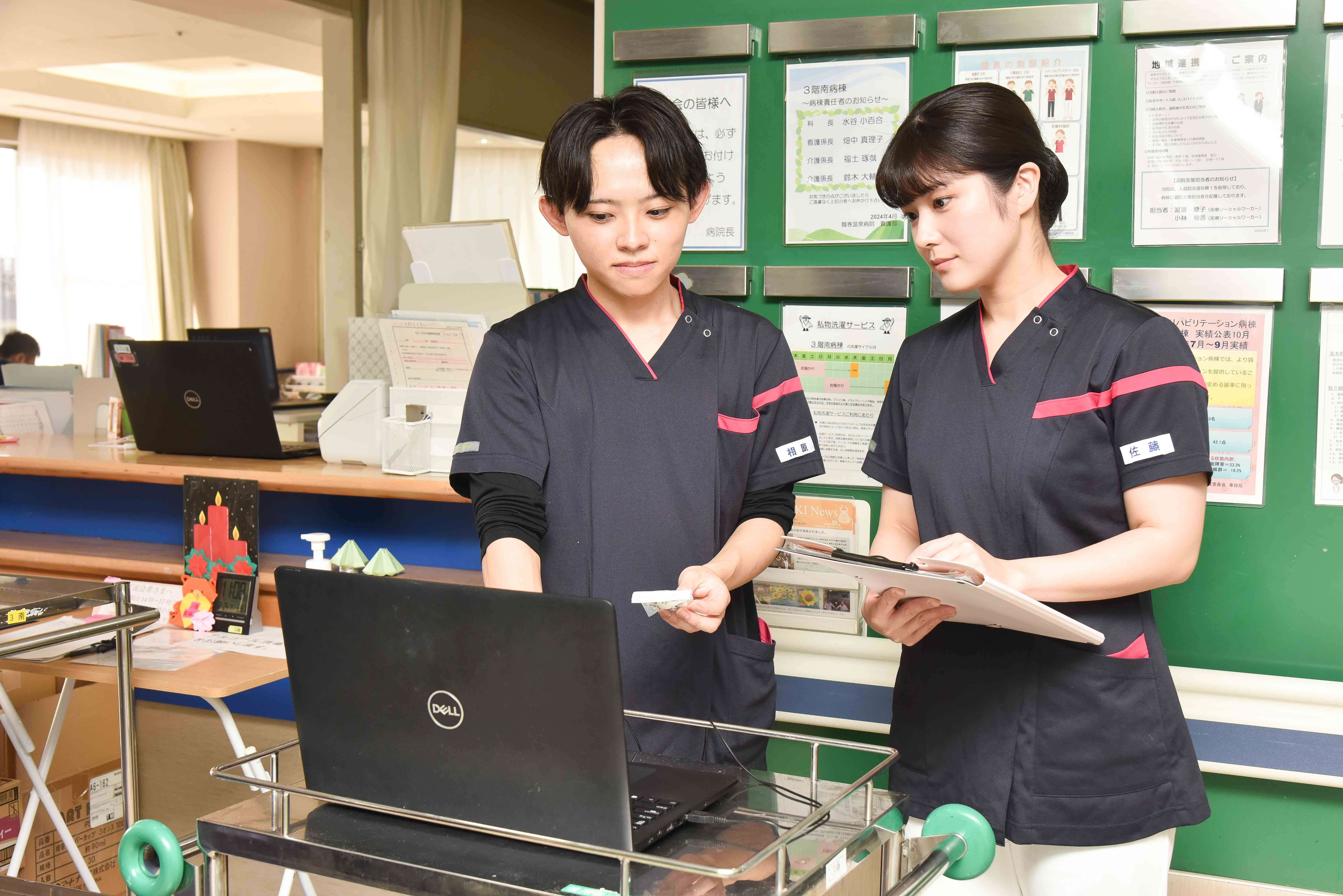 看護師、業務中の様子2