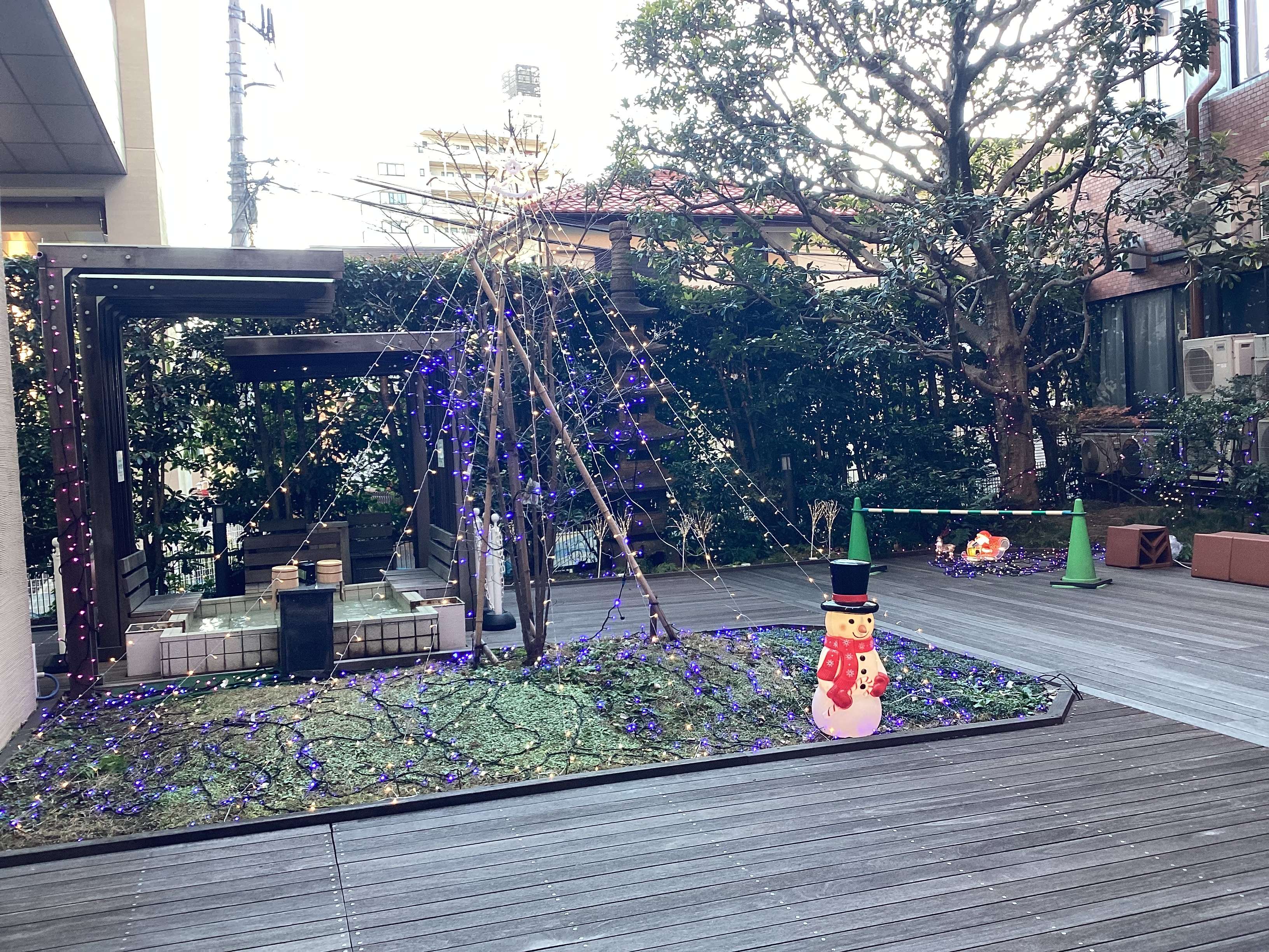 足湯もあります。冬季はイルミネーションも✨