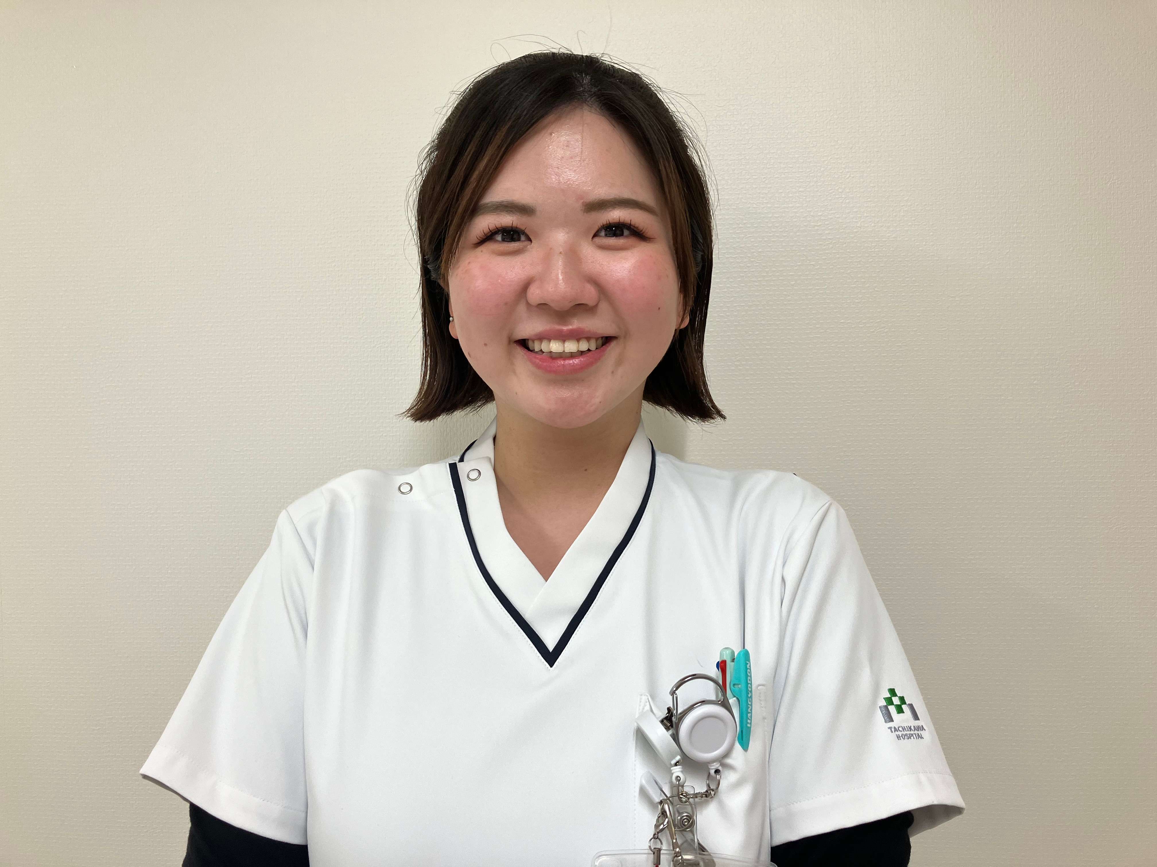 1年目のI・Nさん。どんどん看護の知識を増やして患者さんに寄り添えることが嬉しく、責任感を持ちながらも楽しく働くことができています！