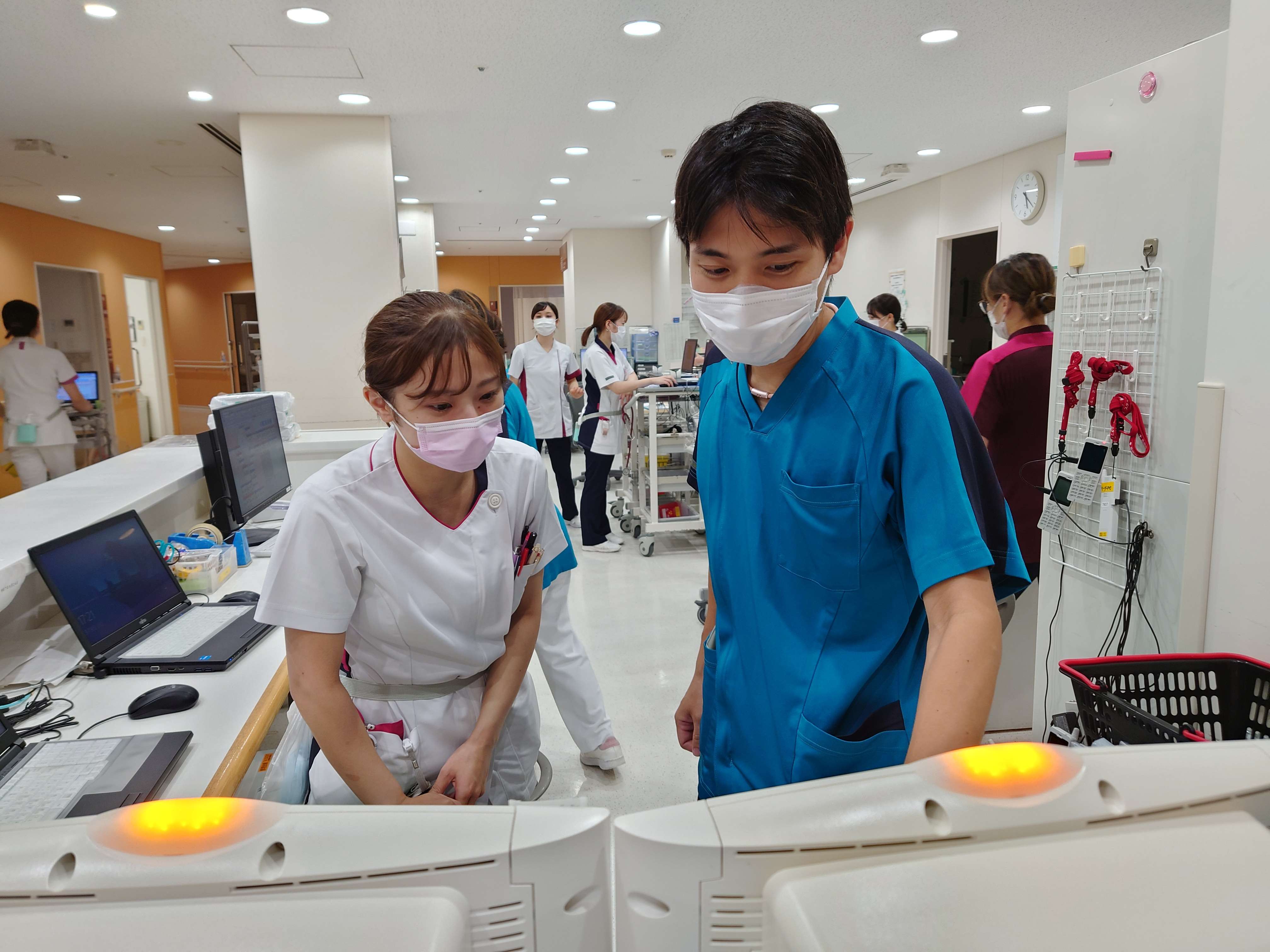 モニターを見ながらの指導場面
