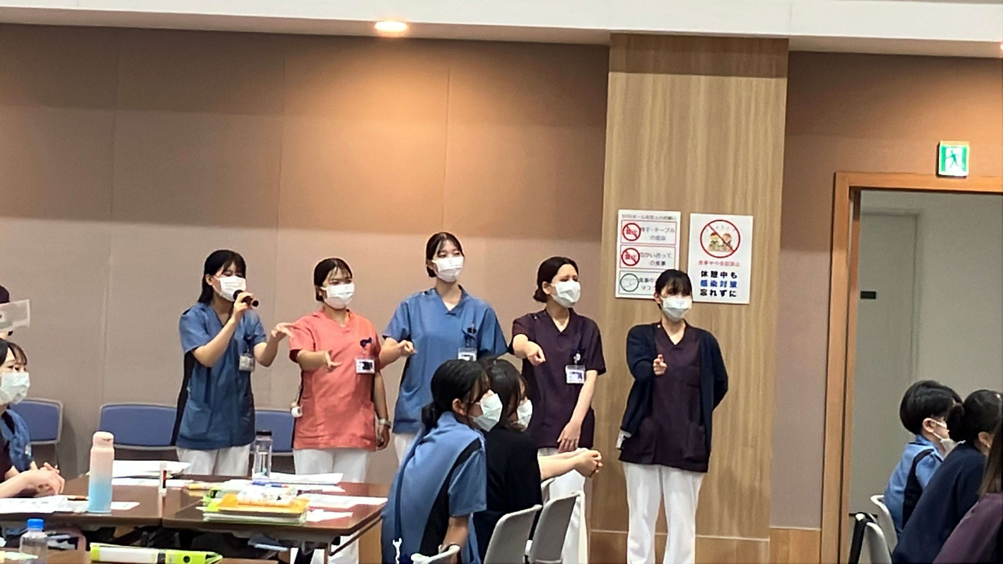 10/7に行ったKYT（危険予知トレーニング）の研修の様子　　　　　病院の中にある危険を発見し、用紙にまとめ発表を行いました。　　みんなで日頃から気をつけていきましょう！