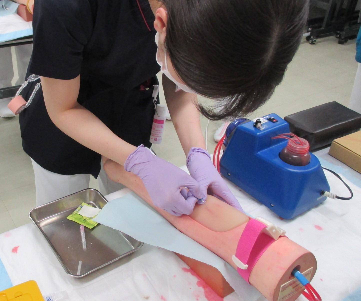 【静脈血採血研修】繰り返しトレーニングします。指導者がしっかりとついて、注意点や穿刺のコツなど教えてくれます。