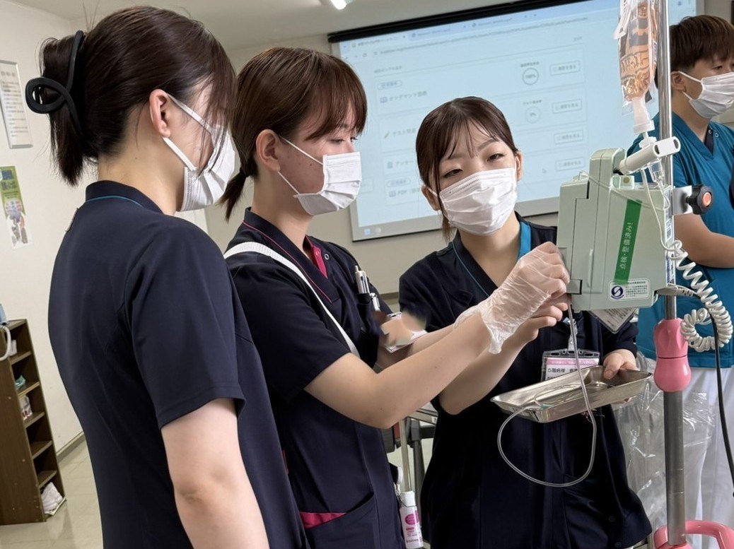 【持続ポンプ研修】実際に器械の操作からアラームの説明、事故防止の説明など詳しく学ぶことができます。