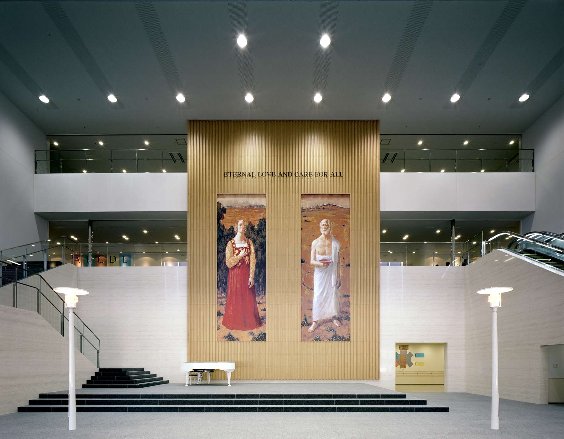 エントランスを入ると、3階まで吹き抜けになった広大な空間が訪れる人の心を解き放ちます。