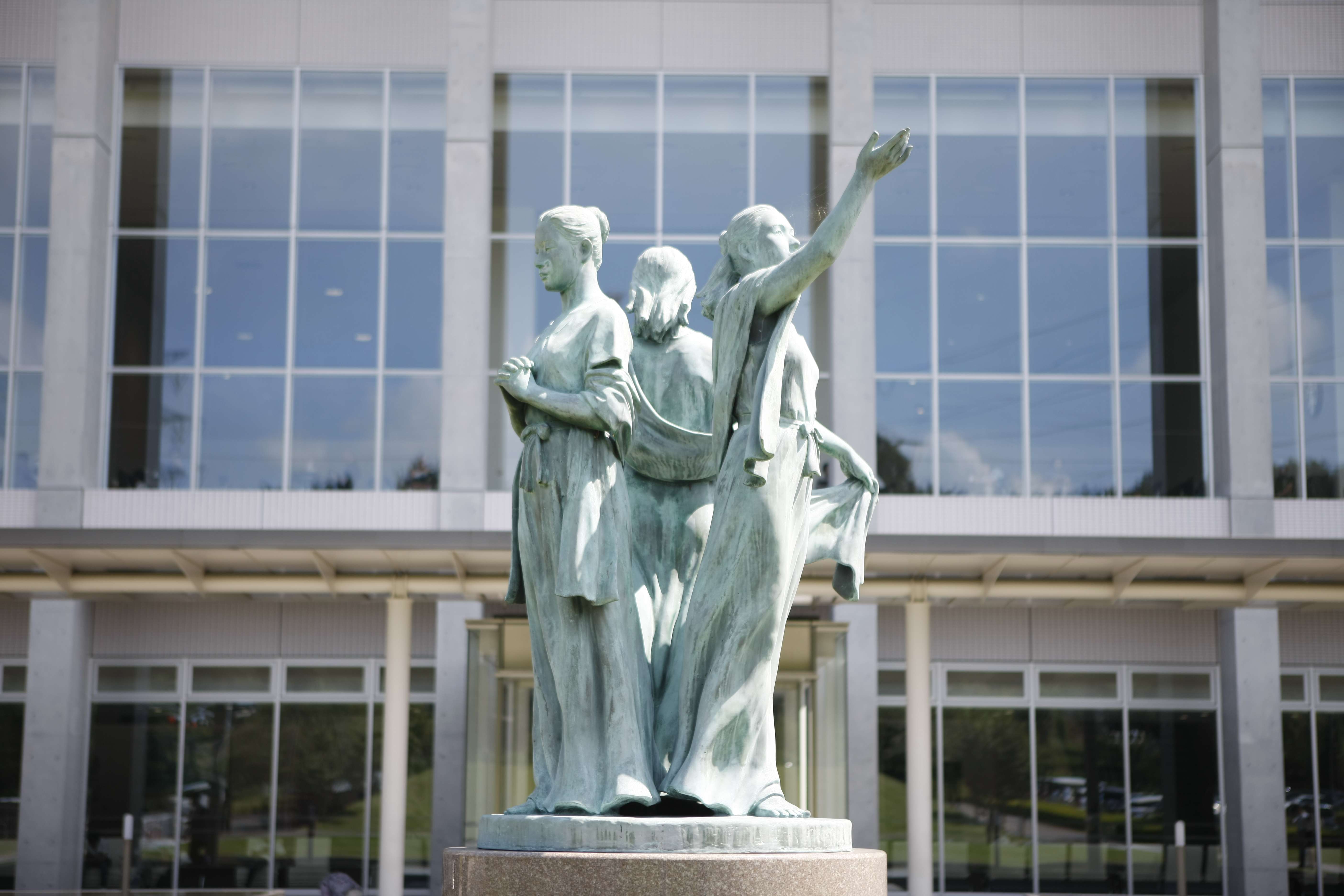 エントランス前庭には「愛」「希望」「祈り」をテーマとした3人の乙女の像が建てられています。