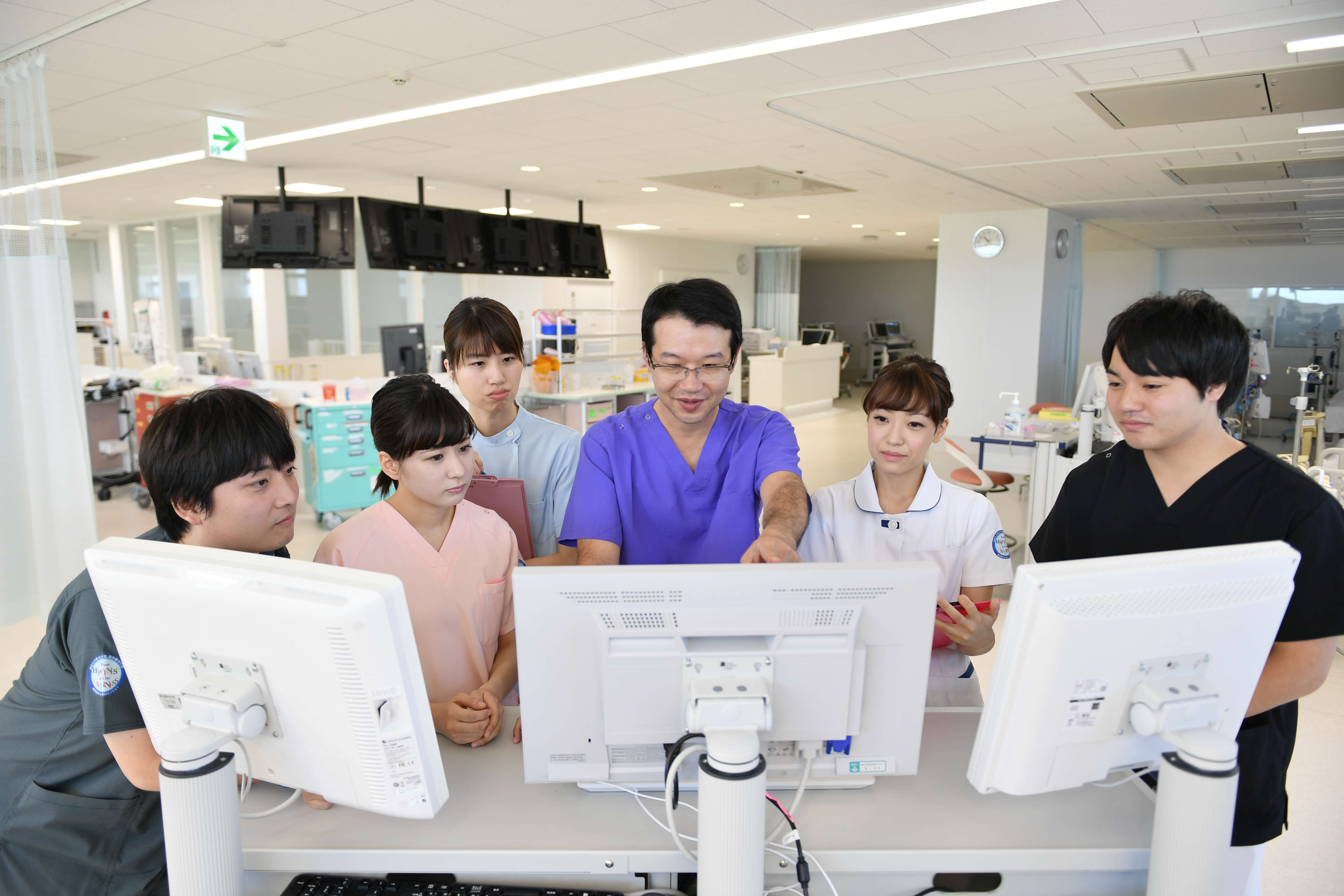 チーム医療の中で学ぶことができます。医師、助産師、看護師、薬剤師…多様な職種、経験年数の人材が集うチーム医療の現場で看護師は成長します。