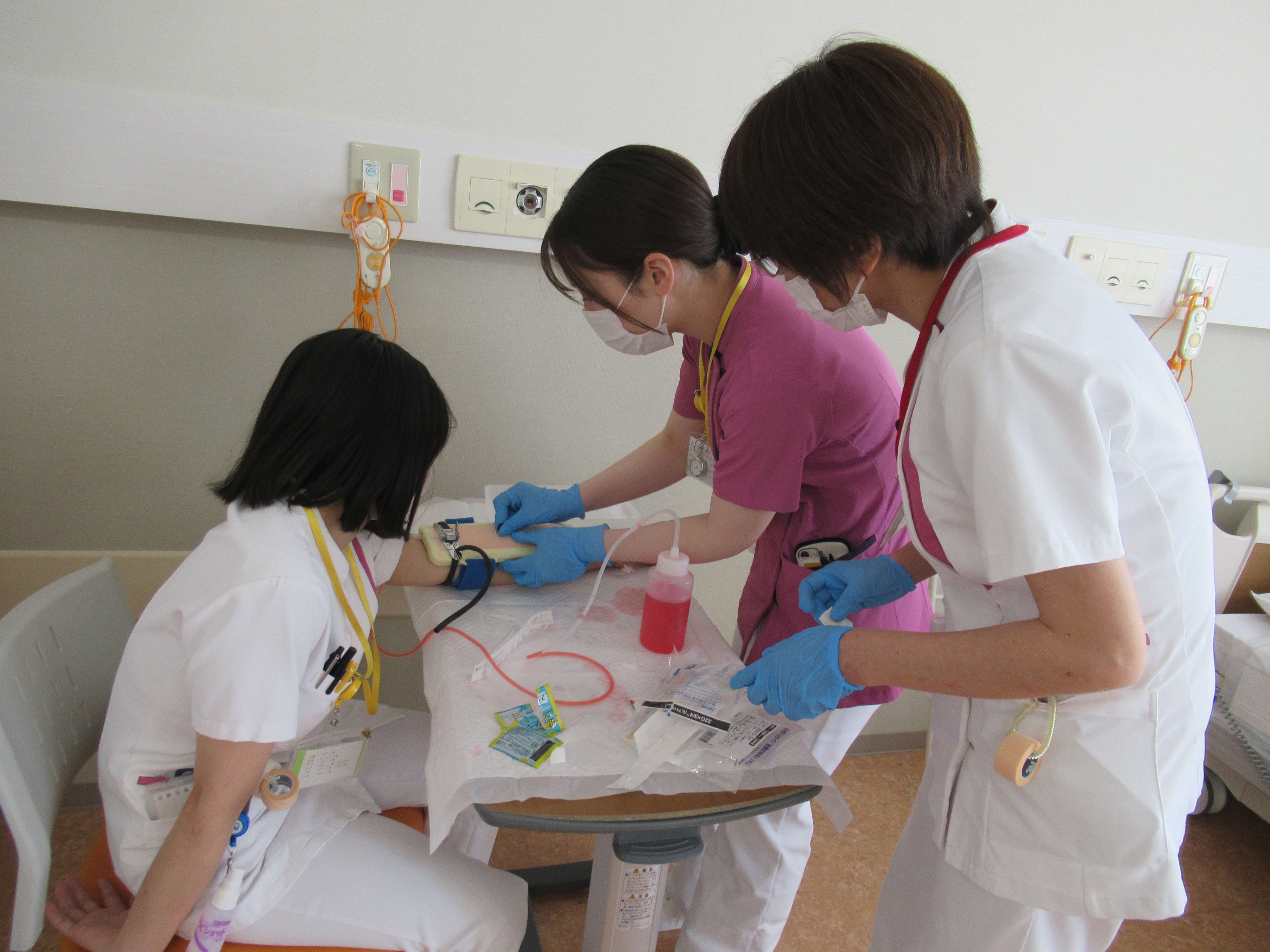 静脈路確保研修風景