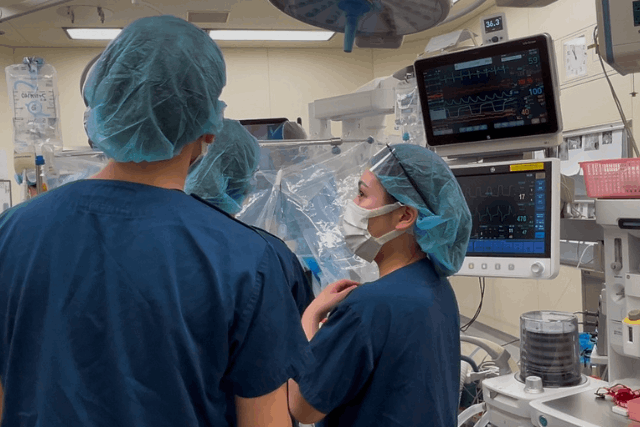 手術室のインターンシップの様子です。普段の看護実習では経験できないことをたくさん持って帰って欲しいと思っています。