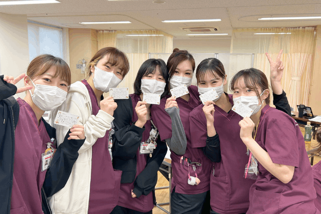 修了式の一場面。各部署で教育を担当した先輩ナースから一人一人にメッセージカードが送られました。