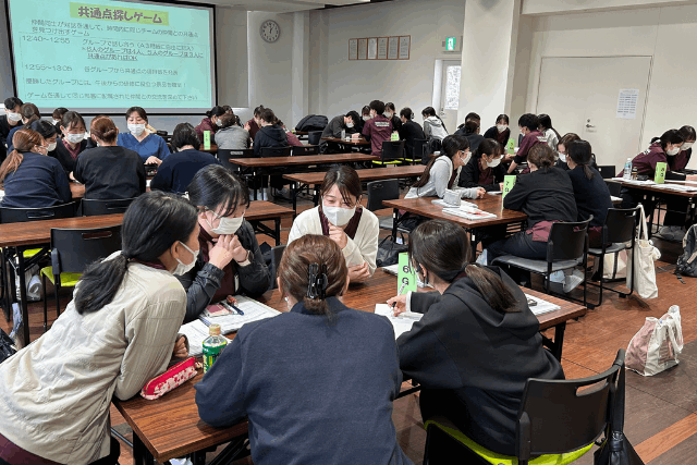 2025年新入職者のオリエンテーションの様子。みんなの共通点探しで会場はとっても盛り上がっていました。