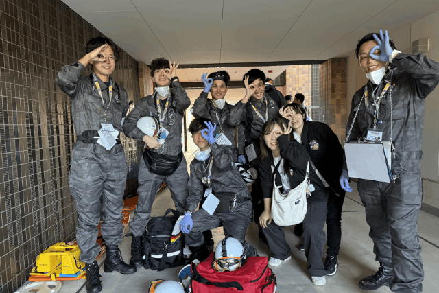 【千里メディカルラリー】 メディカルラリーは当院が2002年から主催している救急医療を目指す医師、看護師、救命救急士が一つのチームになって競技を行う大会です。