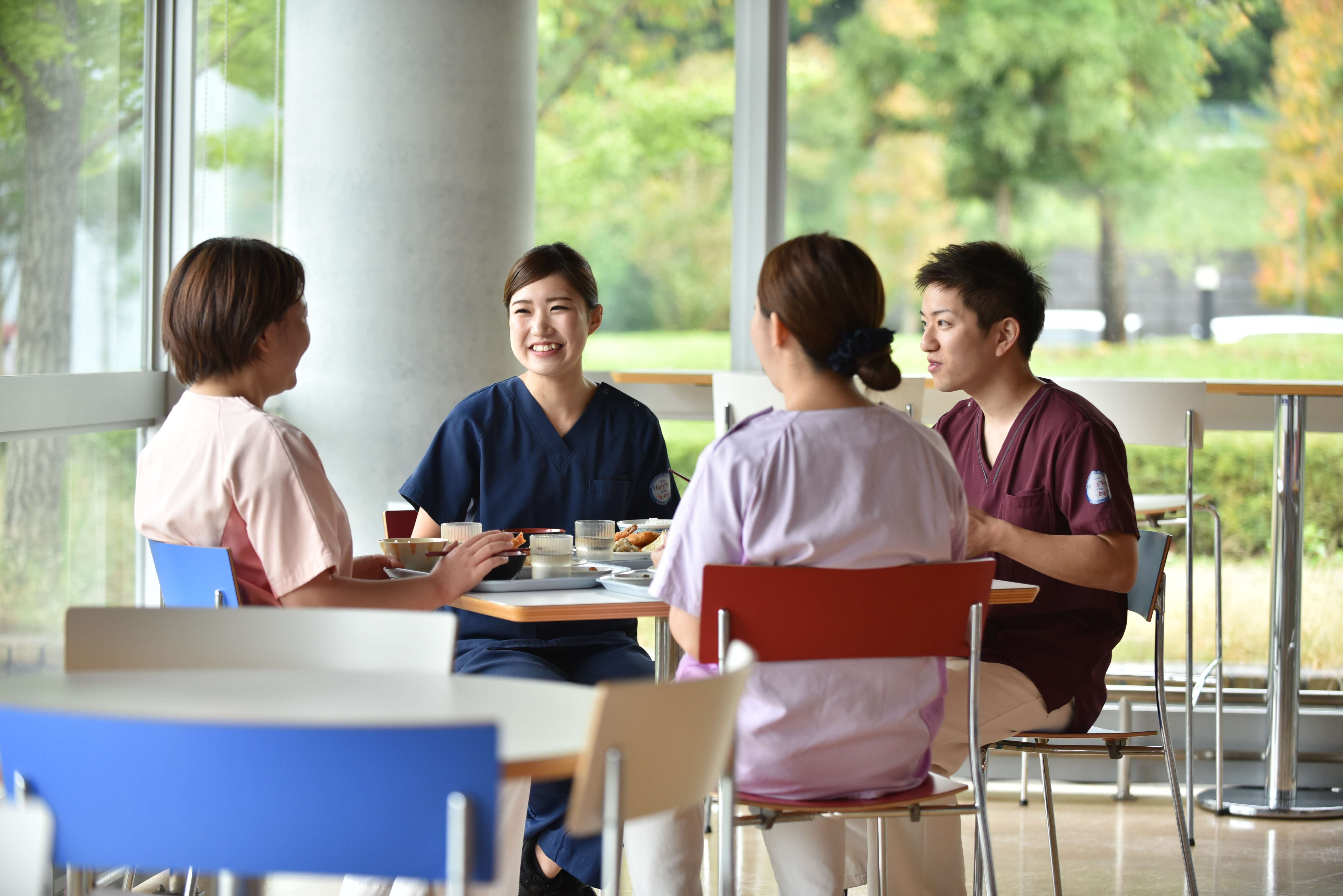 職員食堂があります。一食350円と格安で、日替わり定食やラーメン、うどん、蕎麦、カレーなどお好きなメニューが選べます。