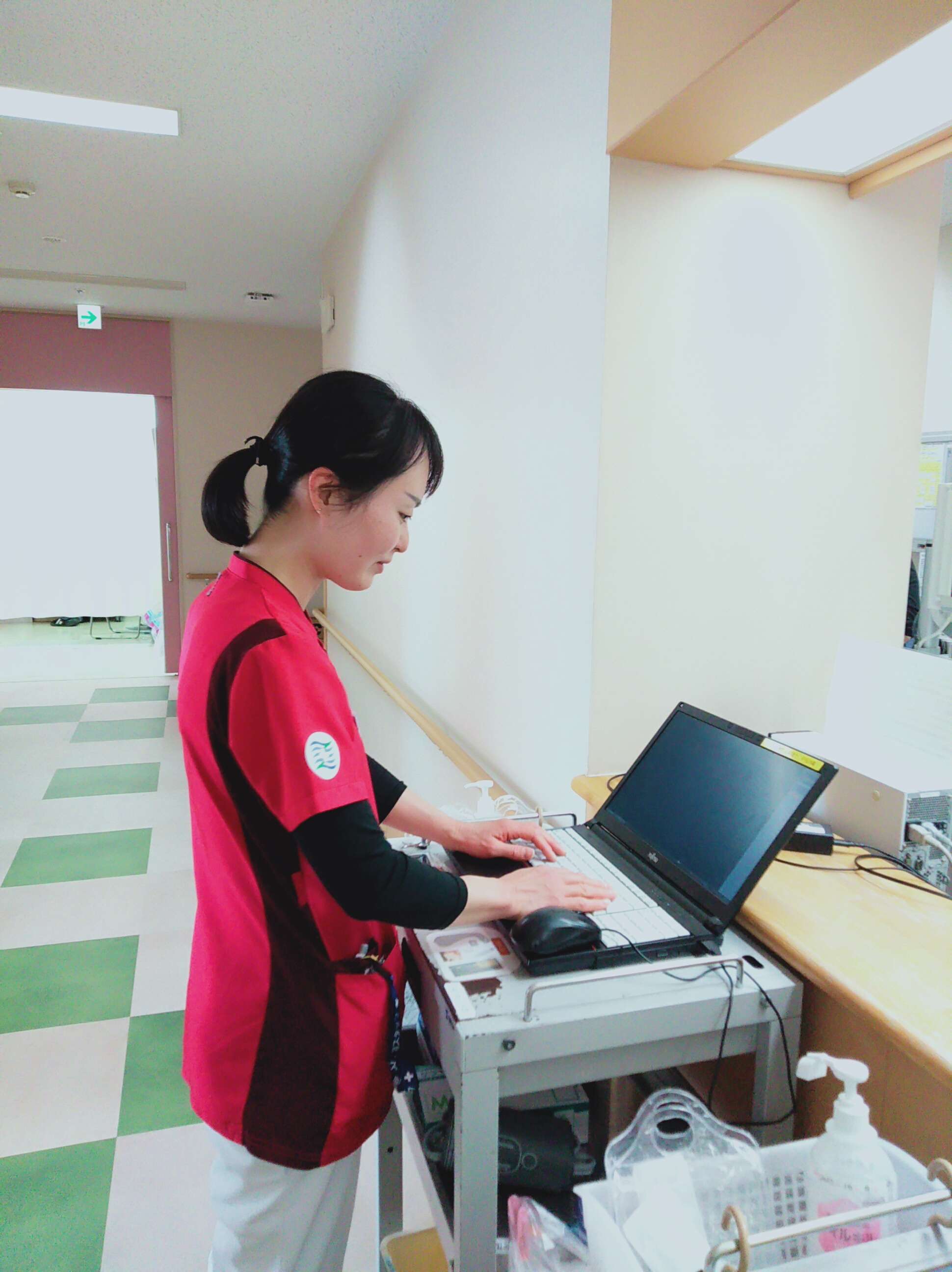 電子カルテで記録中の看護師