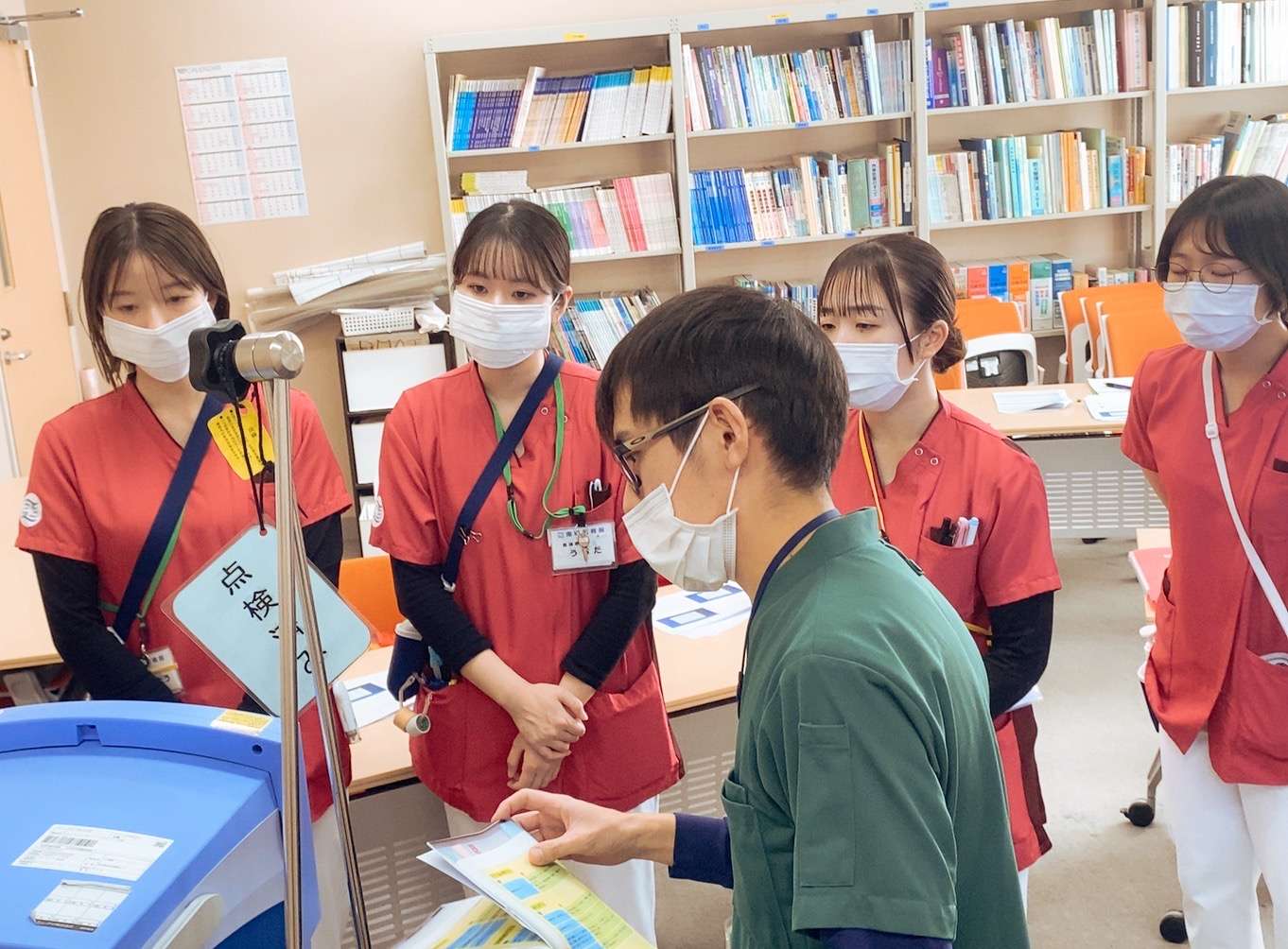 新人研修中です　臨床工学技士の方から呼吸器の使用方法を指導してもらっています