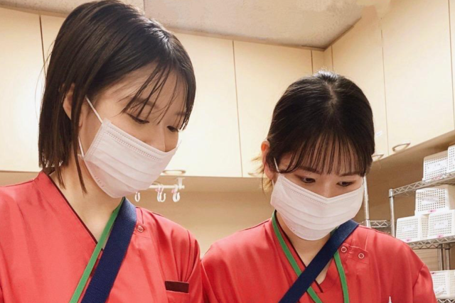 ナースステーションで薬品チェック中です