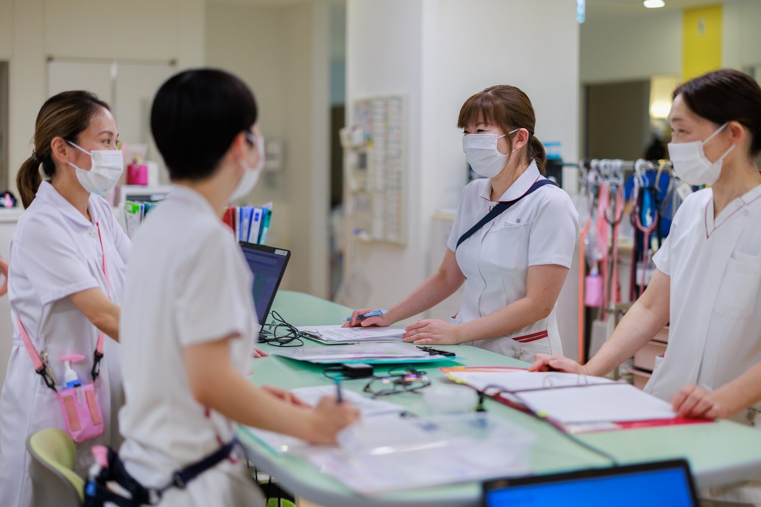 仕事のちょっとした合間に、師長さんとスタッフで困っていることなど話しをします。