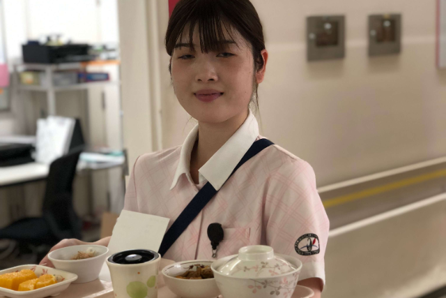 配膳を行っています。