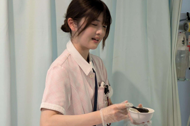 食事介助の場面です。