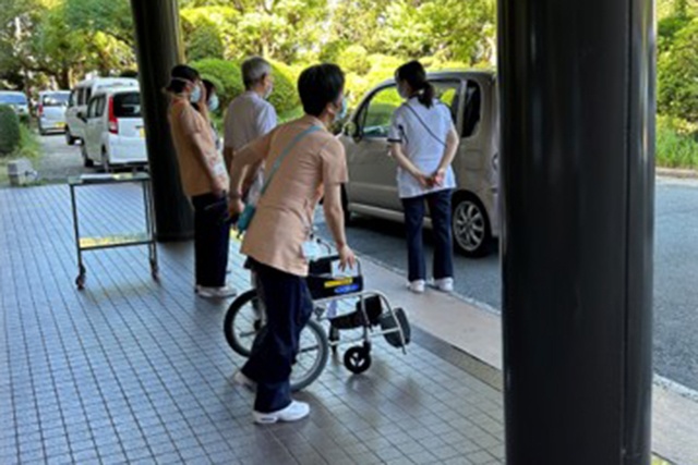 デイケアの利用者さんの送迎風景