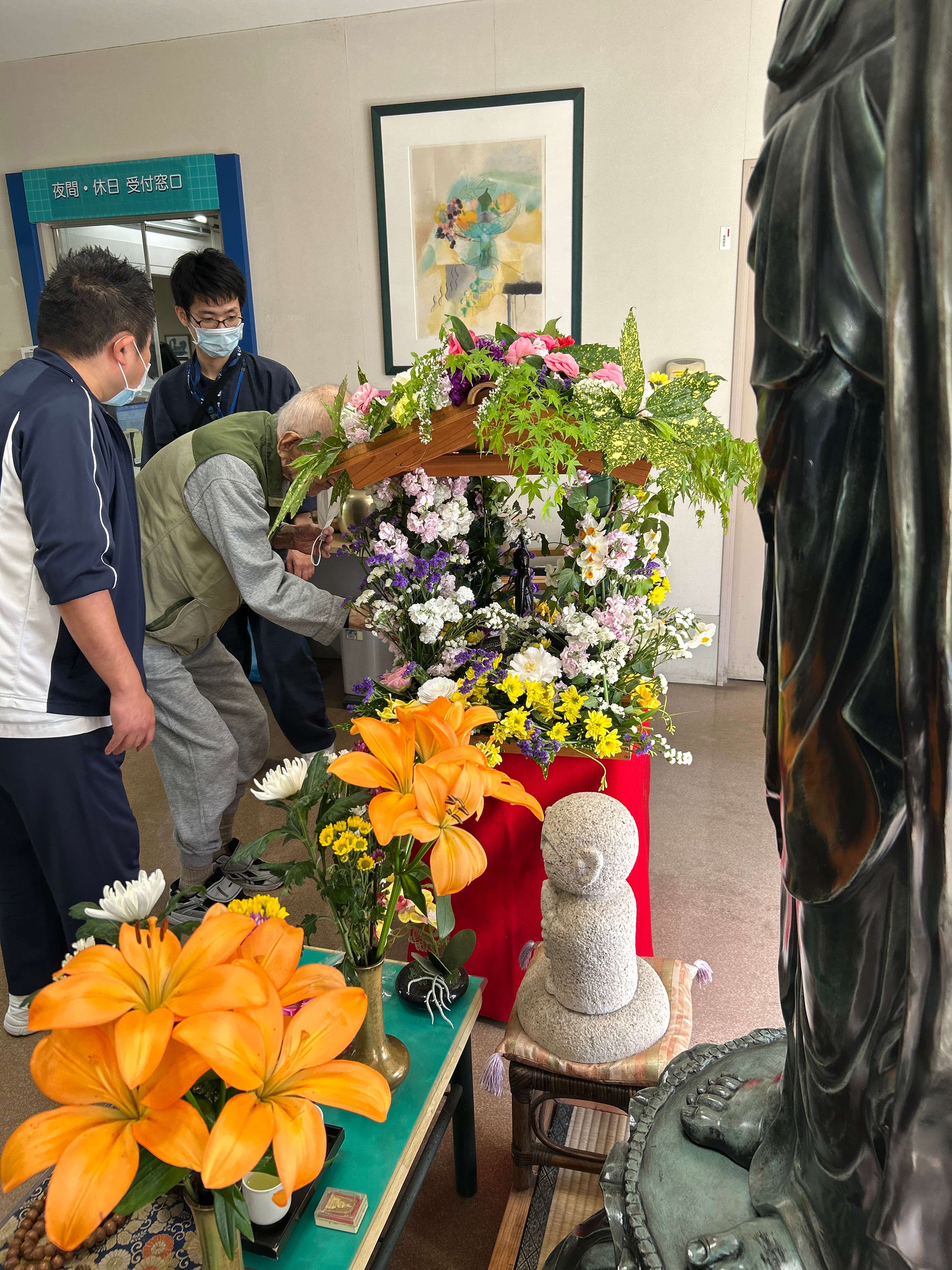 院内で「花まつり」を開催。花御堂にお参りする風景