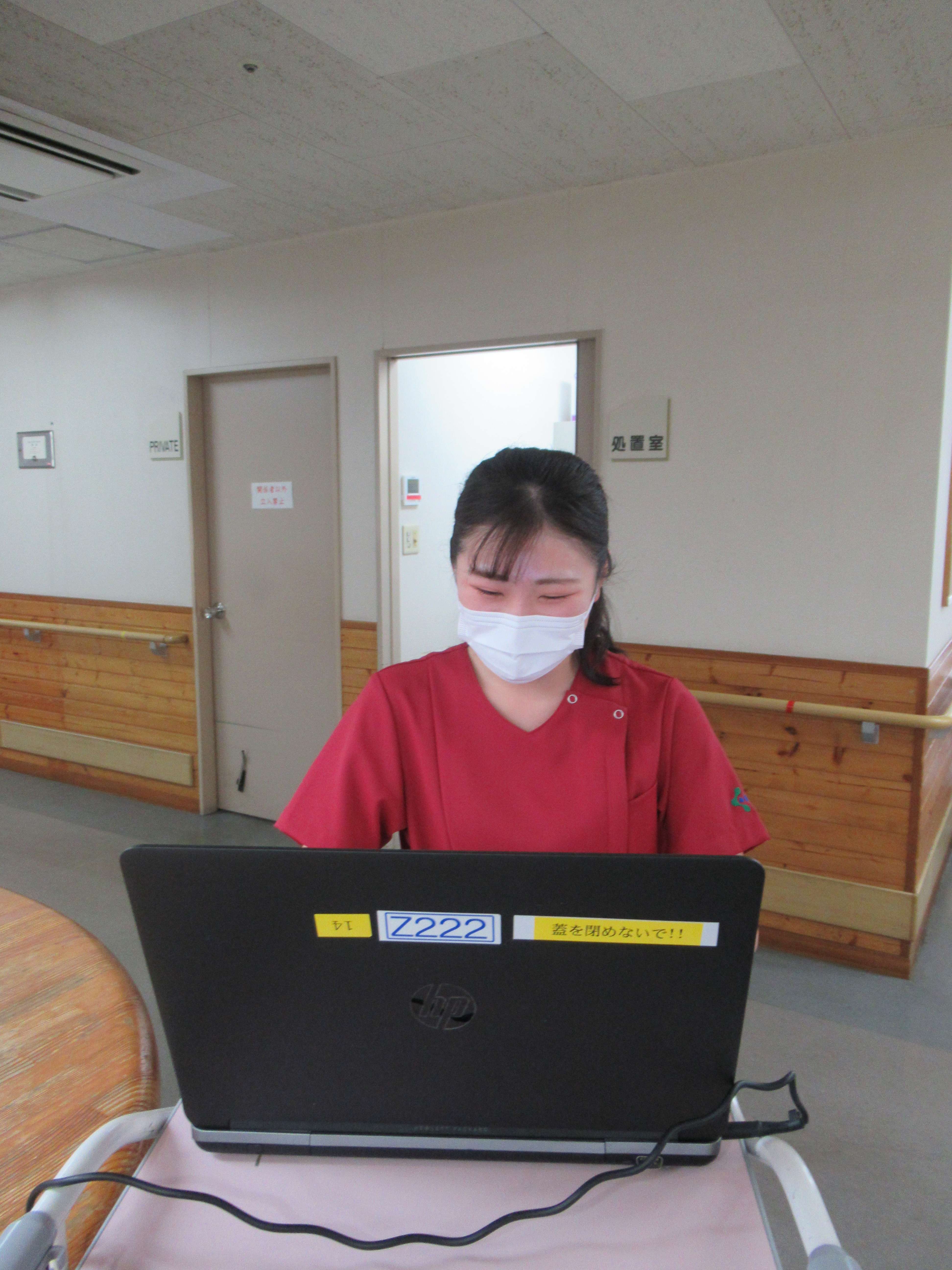 カルテの入力をしています。