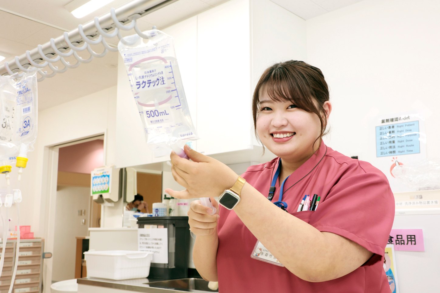 急性期病棟勤務です。周術期から終末期まで幅広い看護が学べます。患者さんからの”ありがとう”に支えられています