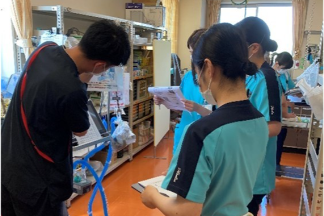 MEセンターで臨床工学技士の方から呼吸器のレクチャーを受けています。