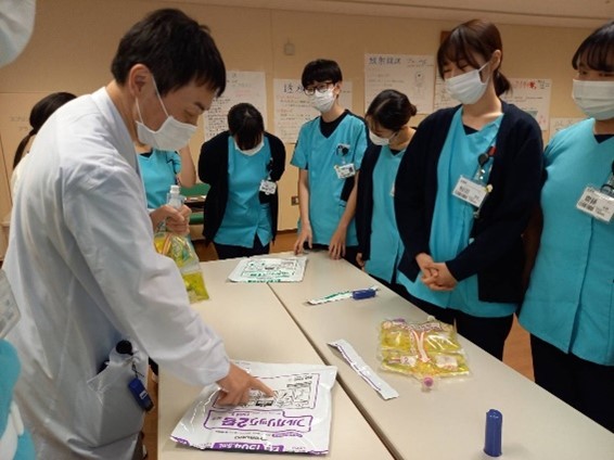 薬剤師の方から高カロリー輸液の開封について教えてもらっています！