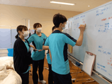 「病室体験」というシュミレーション学習中。グループごとに情報整理しアセスメントをしていきます。