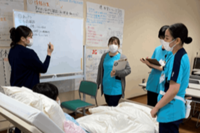 「病室体験」というシミュレーション学習中。グループごとに情報整理しアセスメントをしていきます。