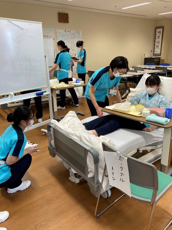 「病室体験」というシミュレーション学習中。グループごとに情報整理しアセスメントをしていきます。