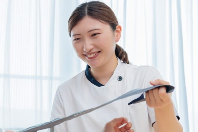 血圧測定をする時のT・Yさんです。患者様に笑顔で優しく話しかけています。