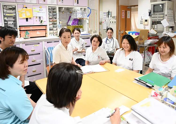 スタッフステーションの様子です。カンファレンスや委員会活動などは勤務時間内の開催を徹底しているので毎日ほぼ定時退社が基本です！