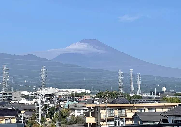 屋上から見渡せる三島市の街と迫力満点の富士山は絶景です！
