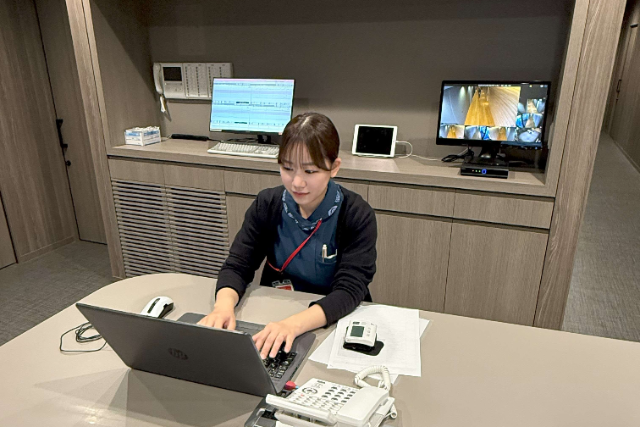 電子カルテを確認中のMさんです！（普段はマスクをしております！）