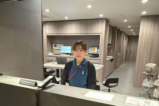 ナースステーションの受付対応中のMさんです！（普段はマスクをしております！）