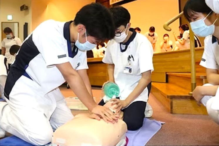 新人研修の期間は2年間！ゆっくりじっくり学ぶことができます。上記の写真はBLS研修の様子を撮影したものです。