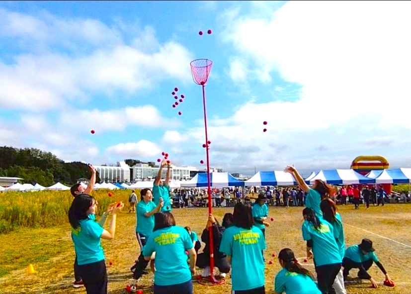 南東北グループ大運動会の写真です。毎年10月に開催しています。1都1府3県から1000人以上のスタッフが集まり熱闘を繰り広げます。各部署・各職種のスタッフとの交流が目的で行っています。