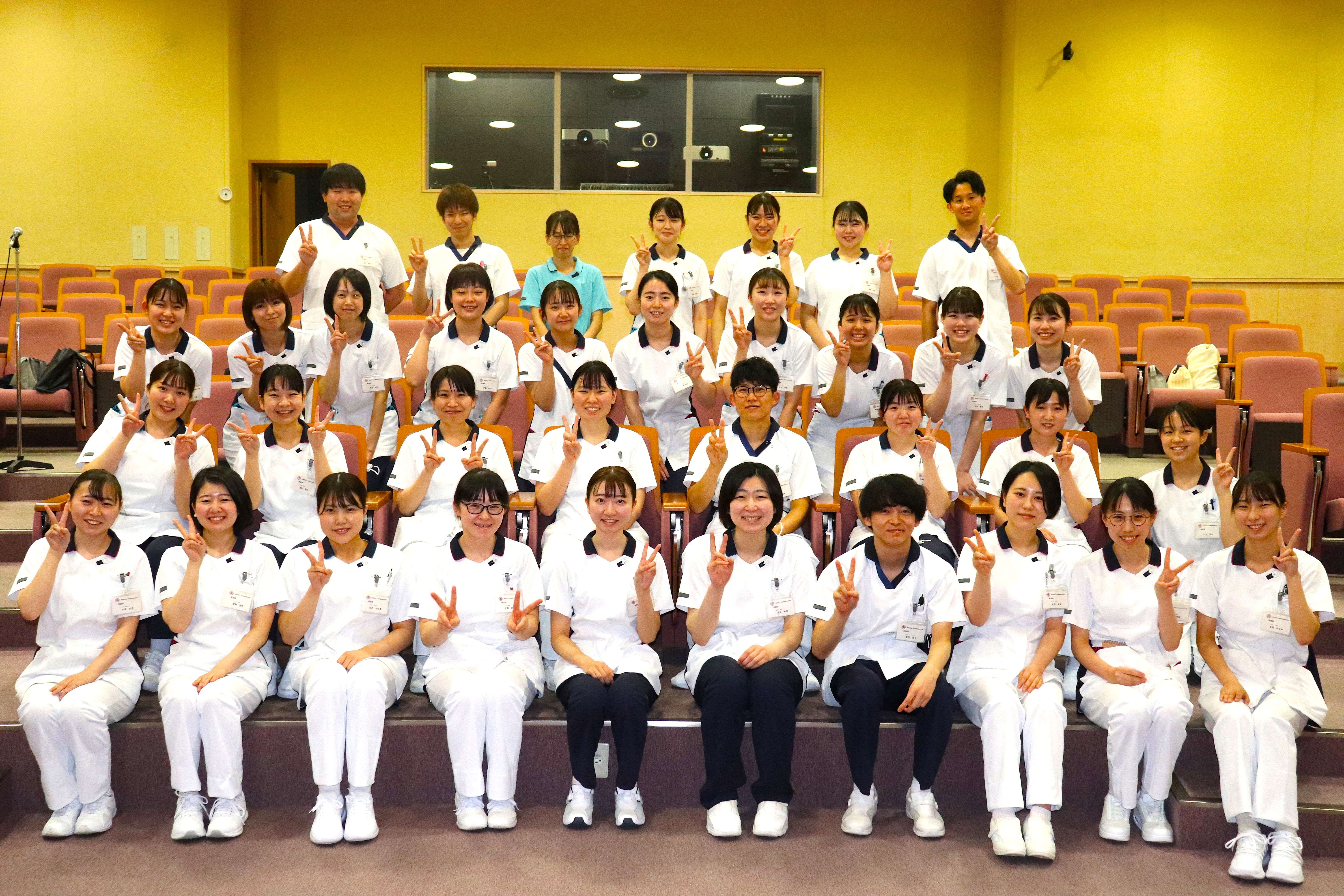 新人研修の集合写真です。