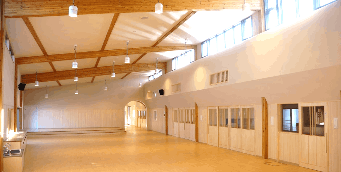 病院の敷地内にある保育園(南東北こども学園)です。福島県内最大規模で最大200人入園可能。職場に近いところにお子さんを預けて通勤可能です♪