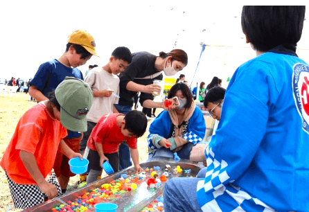 運動会の同日に開催している病院まつりです。地域の方にもたくさん来ていただいております。焼きそば、わたあめ、スーパーボールすくいと模擬店が大量出展！賑やかで楽しいですよ♪