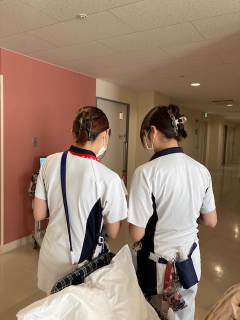 「ひとりにしない、させない看護」を大切にし、病棟でチームとして支え合うエリアバディシステム®を導入しています。互いに助け合いながら安心して看護を実践できる環境を整えています。