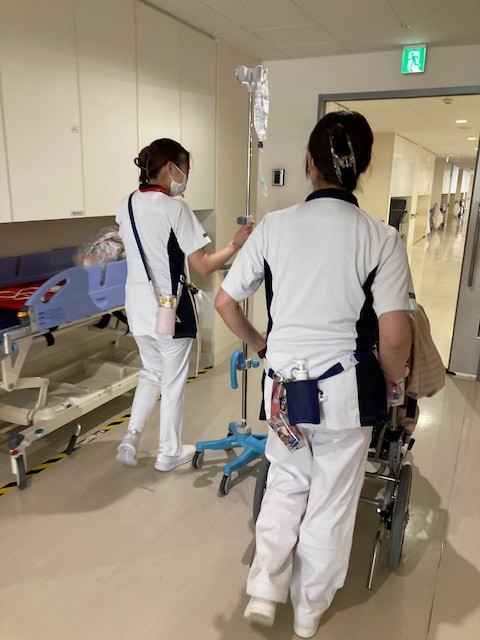 先輩看護師と一緒に行う、共有できる環境なので、安全に安心して看護が行えます。