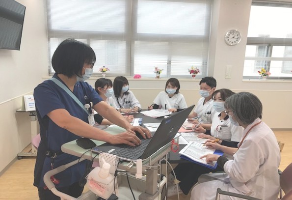 看護師、薬剤師、管理栄養士、社会福祉士、リハビリスタッフによる、多職種カンファレンスの様子です。