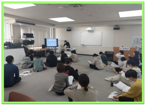 新人研修：外部講師によるシミュレーション研修の様子です。コーチング研修も行っています。