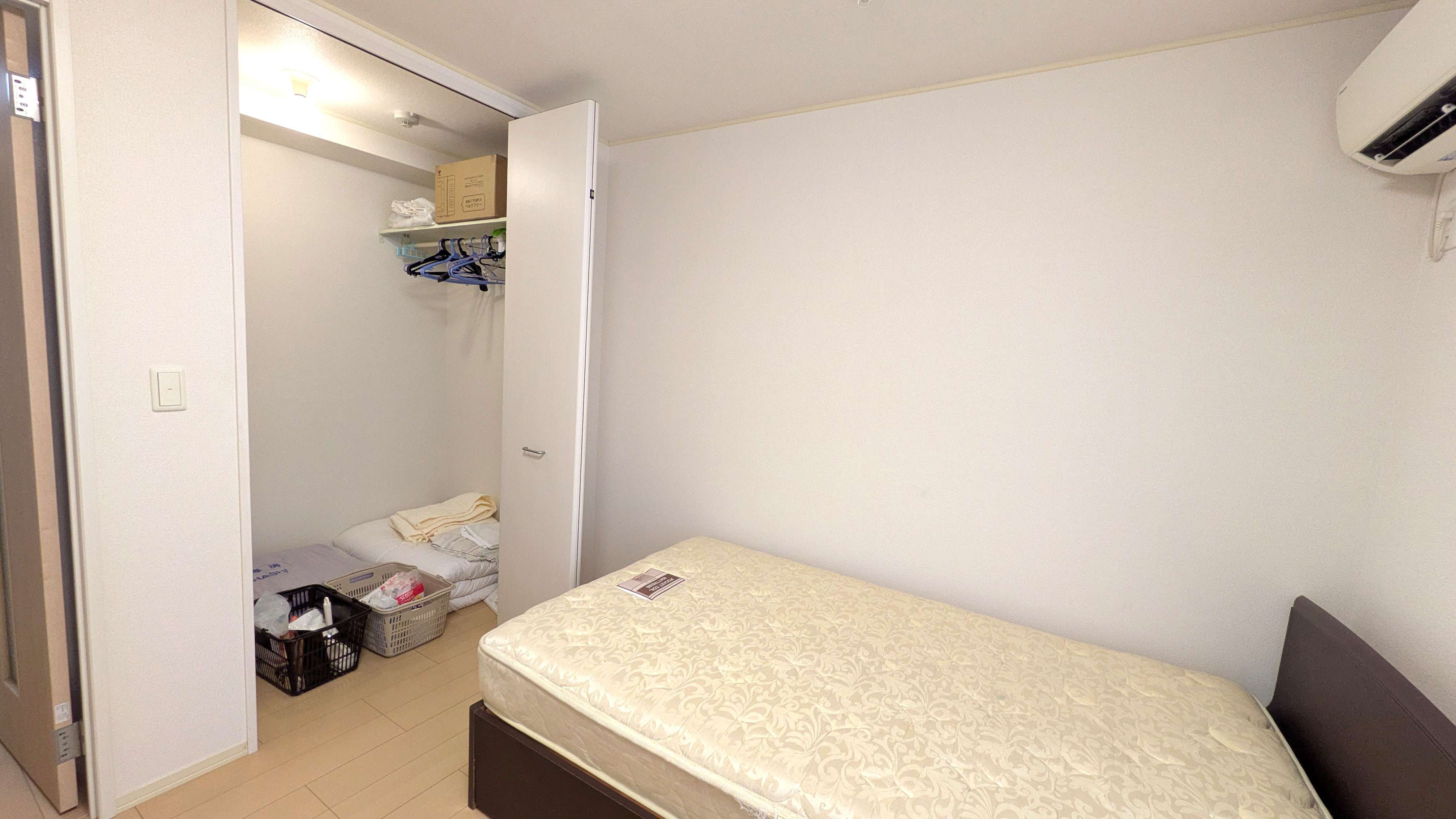 大きなウォークインクローゼットもあります。