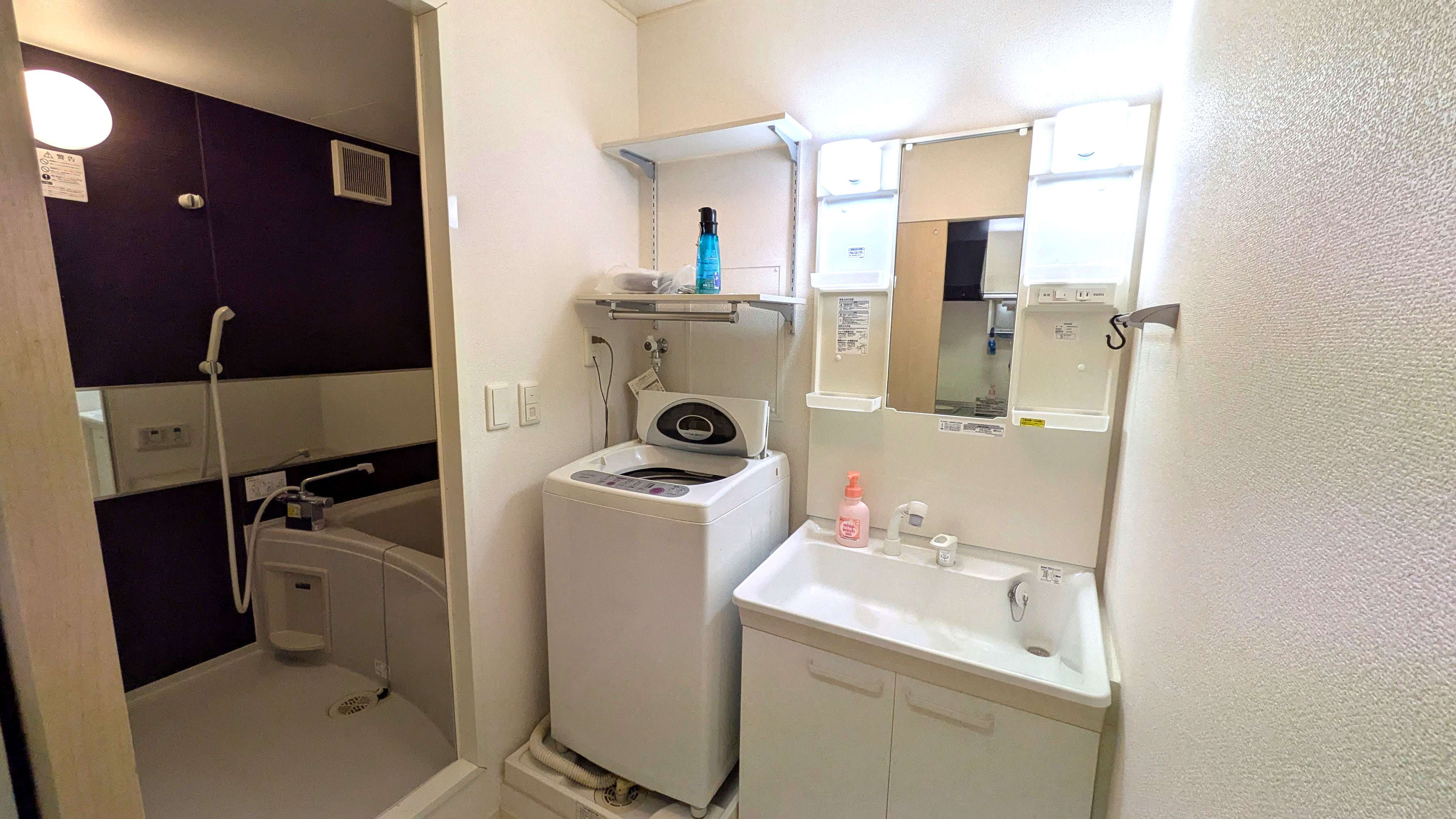 お風呂、洗面台、トイレは別々にあります。